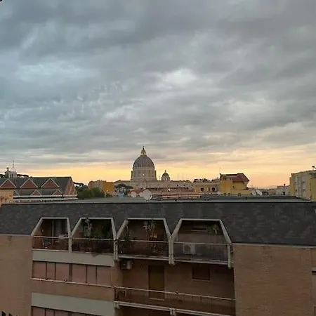Sunny With Stunning San Pietro View شقة روما